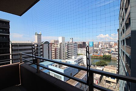 開放的な景色と青空が広がるバルコニーからの眺望
