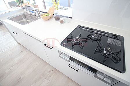 手入れのしやすい3口ガスコンロを備えたキッチン。効率よく複数のお料理を調理できます。