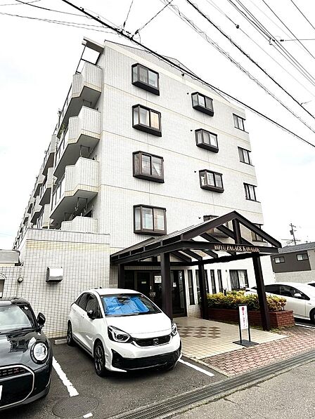 スタイリッシュで落ち着きのある外観。周辺は閑静な住宅街で住環境も良好です。