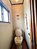 トイレ：換気や採光に便利な窓付きのトイレ空間。コンパクトながら機能的で、好みのリフォームもしやすい設計です。