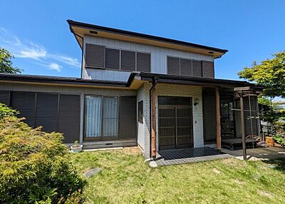 外観：落ち着いた佇まいの和モダン一戸建て。緑豊かな広いお庭付きで、陽当たりも良好です。