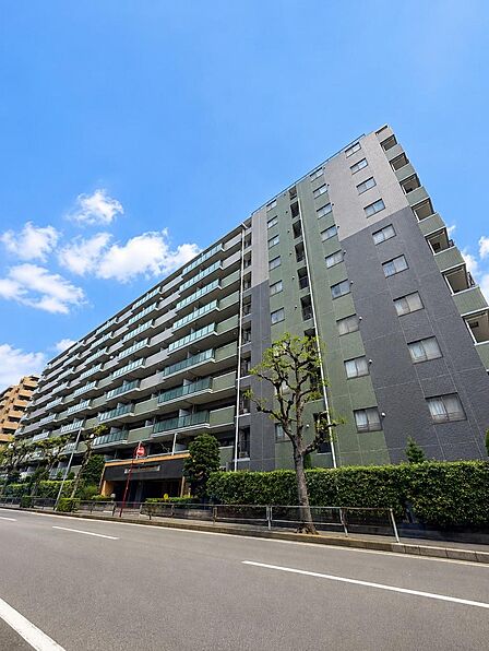 落ち着いたカラーリングの外観が印象的なマンションです。前面道路が広く、開放感のある立地。植栽も手入れされており、日々の暮らしを心地よく迎えてくれる住環境が整っています。