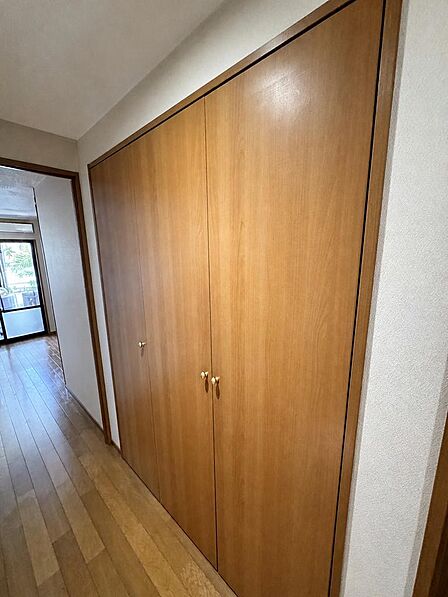 廊下に設けられた大型の収納です。掃除機や季節家電、日用品のストックまでまとめてしまえるので、居室をすっきり広くお使いいただけます。※AIによる家具消し加工を行なっております。