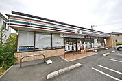 セブンイレブン草加清門南店 徒歩10分。 740m