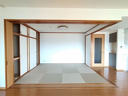 和室は来客の寝室に使えたり、洗濯物を畳んだり、小さなお子様がいるご家庭ではお子様の遊び場やお昼寝スペースになります。