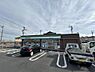 周辺：ファミリーマート店まで600ｍ（徒歩8分）　車が無い時に歩いていける距離でお買い物できるのは嬉しいですね。 
