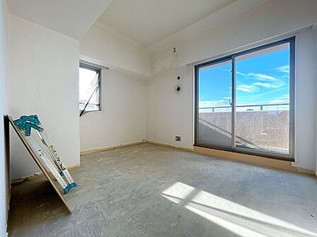 【リフォーム中/6.7帖洋室】(8/16撮影)北側のバルコニーに繋がるお部屋です。