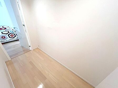 納戸 収納の自由度が高い納戸は、大きなお荷物も収納できるので、居室をすっきり保てるのがメリット。季節用品やアウトドア用品等、防災用品の保管などにも役立ちます。室内(2026年9月)撮影