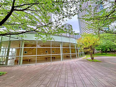 フォレシスホール 広々とした、ミニコンサートやパーティー、映画鑑賞、個展、イベントなどが開催できるフォレシスホール。緑や陽の光を取り入れ、気持ちの良い空間です。現地(2026年9月)撮影