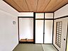 室内：趣きのある床の間と収納です。