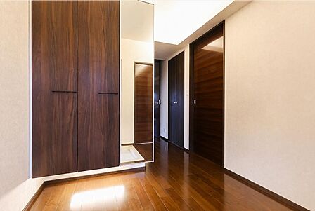 段差の少ない玄関。玄関収納もあります。※家具消ししています。