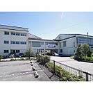 小学校「岡谷市立岡谷田中小学校まで1043ｍ」