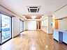 室内：価格には消費税を含みます。自社物件につき随時ご案内可能。内覧希望の方はお電話ください。【現況販売】LDKの別角度の写真です。南向きで明るいお部屋です。