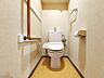 トイレ：温水洗浄便座を備えたトイレは日常の使用を快適にする仕様です。機能面を重視した設備です。※本画像はAI処理により室内の家具を消去しています