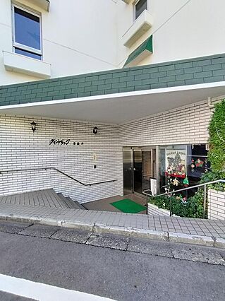 エントランスで...