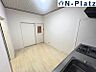 リビング/ダイニング：落ち着いた色合いの内装で、居心地の良い空間を演出。
