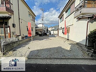 外観：＜現地：南側から撮影＞南北両面道路で日当り・通風良好です１