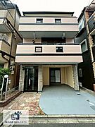 外観｜平成14年10月に完成した鉄骨造の三階建て。