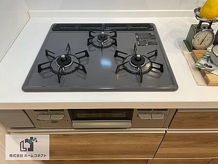 キッチン設備|三ツ口コンロを搭載し、効率の良い調理が可能です。