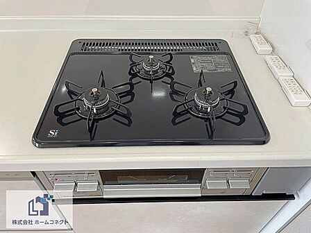 キッチン設備|三ツ口コンロを搭載し、効率の良い調理が可能です。