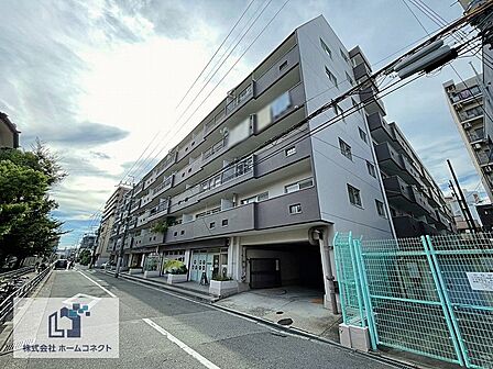 外観｜昭和49年11月に完成した総戸数120戸の大規模マンション。
