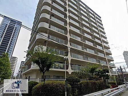 外観|昭和52年9月建築。マンションや複合ビル、戸建ての並ぶ、落ち着いた雰囲気の住宅街に立地。梅田駅も徒歩圏内にあり、通勤・通学やお出掛けの際にも便利です。