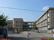 平岡小学校（1218m）
