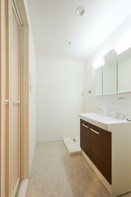 身支度がしやすい明るい空間で、洗面台とランドリー動線がまとまり日常の準備がスムーズに進む洗面所。