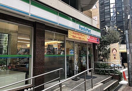 ファミリーマート南堀江1丁目店 160m