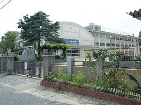 名陵学園 徒歩12分。 890m