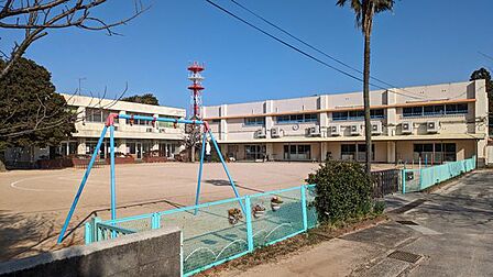 暁の星幼稚園 徒歩11分。 840m