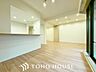 室内：リラックスと居心地の良さが共鳴するくつろぎのリビング空間。暮らしの中心であり、心の安らぎをもたらします。