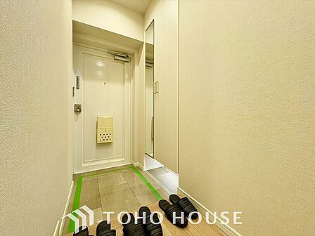 落ち着いた雰囲気の玄関、家族の帰りを暖かく迎えてくれます。