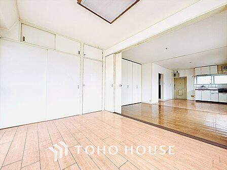採光と開放感がもたらす、心地よいくつろぎの空間。やわらかい自然光が心地よさをもたらします。