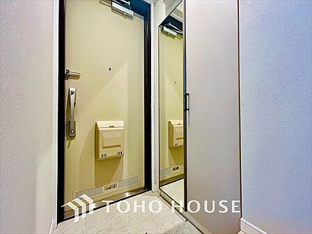 落ち着いた雰囲気の玄関、家族の帰りを暖かく迎えてくれます。