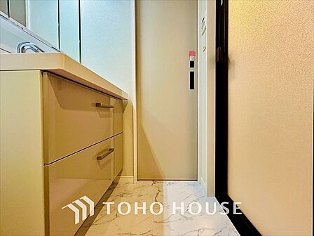 スタイリッシュで機能的、清潔感と快適さが共演する空間。洗面所の収納も使い勝手良く、洗練されたデザインが洗面所を際立たせます。