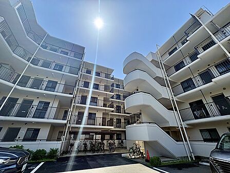 住まいが放つ、洗練された存在感。外観が映し出す、新しい生活の幕開け。