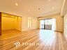室内：リラックスと居心地の良さが共鳴するくつろぎのリビング空間。暮らしの中心であり、心の安らぎをもたらします。