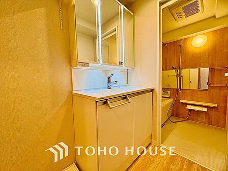 スタイリッシュで機能的、清潔感と快適さが共演する空間。洗面所の収納も使い勝手良く、洗練されたデザインが洗面所を際立たせます。