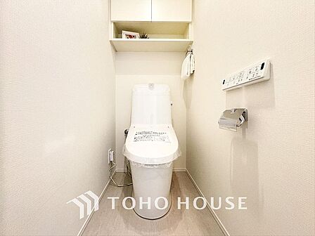 清潔感と快適性を兼ね備えた、心地よいトイレ空間。清潔さと快適さを備えたちょうどよいスペース。