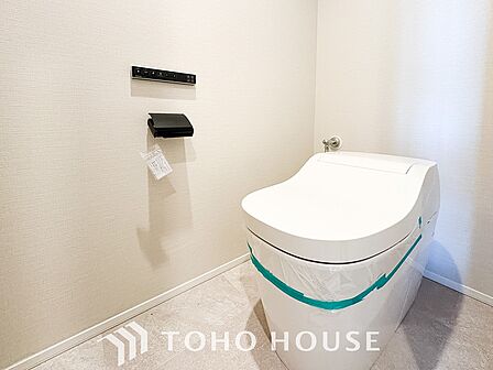 清潔感と快適性を兼ね備えた、心地よいトイレ空間。清潔さと快適さを備えたちょうどよいスペース。
