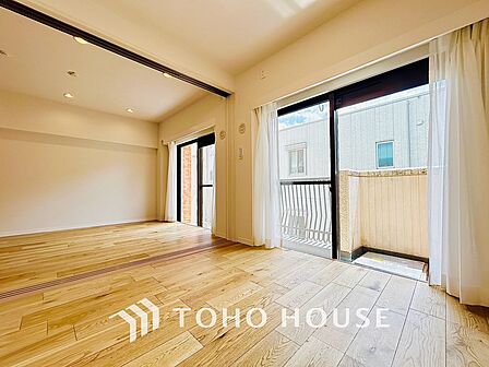 光と風が心地よい、開放感ある室内。暮らしに彩りを添える、洗練された住まい。