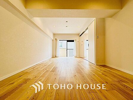 光が注がれる青い空から鮮やかに赤色にゆっくりと染まる。そんな優しい時間がここでは流れてゆく。