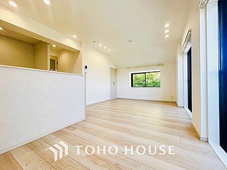 リラックスと居心地の良さが共鳴するくつろぎのリビング空間。暮らしの中心であり、心の安らぎをもたらします。