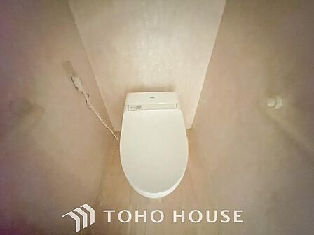 清潔感と快適性を兼ね備えた、心地よいトイレ空間。清潔さと快適さを備えたちょうどよいスペース。