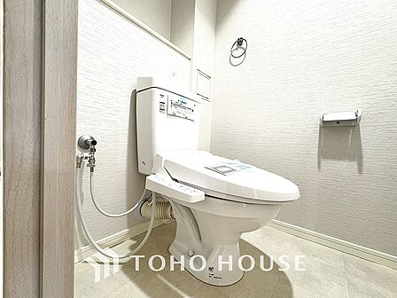 清潔感と快適性を兼ね備えた、心地よいトイレ空間。清潔さと快適さを備えたちょうどよいスペース。