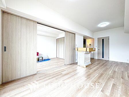 リラックスと居心地の良さが共鳴するくつろぎのリビング空間。暮らしの中心であり、心の安らぎをもたらします。