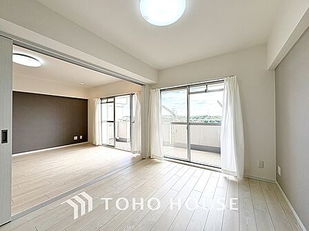 光と風が心地よい、開放感ある室内。暮らしに彩りを添える、洗練された住まい。