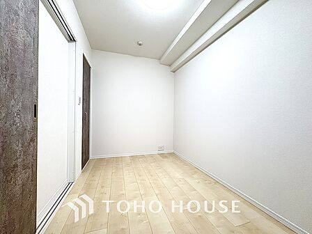 穏やかな空気が広がる、心が落ち着く居室空間。ナチュラルな素材と落ち着いたデザインが、居心地の良さを生み出します。
