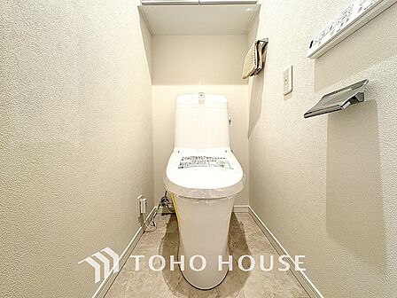 清潔感と快適性を兼ね備えた、心地よいトイレ空間。清潔さと快適さを備えたちょうどよいスペース。